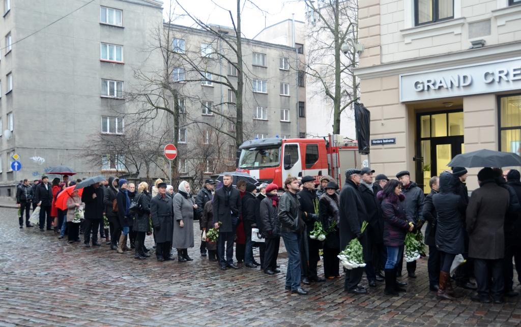 Simtiem cilvēku atvadās no Zolitūdes traģēdijā bojā gājušajiem glābējiem
