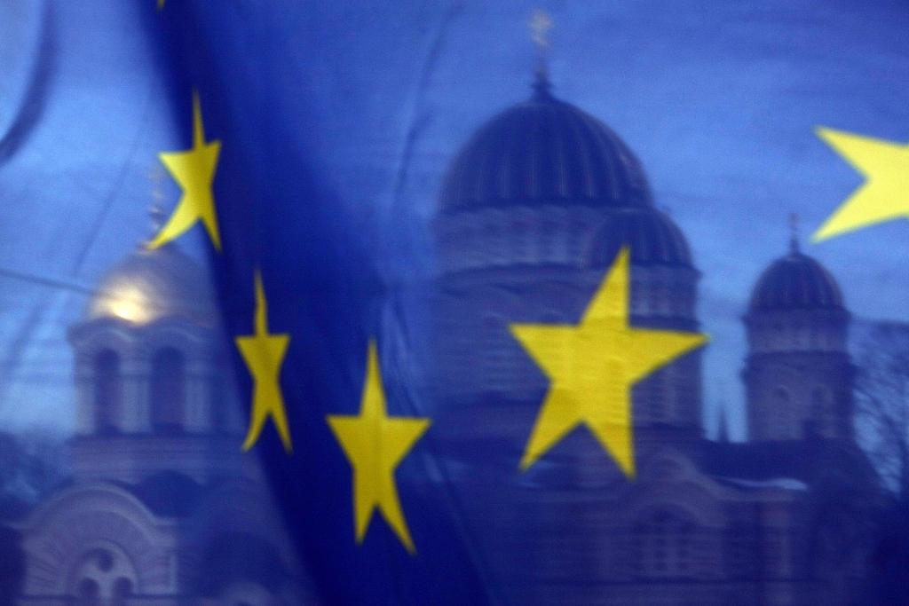 Briselē gan neizpratne, gan augsts novērtējums Dombrovska demisijai