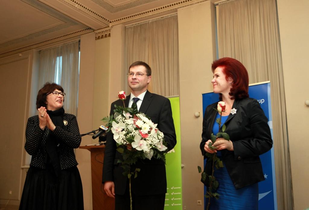  Vienotības  dome ar aplausiem un ziediem pateicas Dombrovskim par paveikto