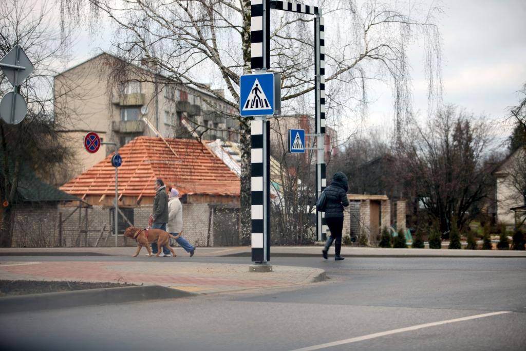 Šķērso ielu vecajā gājēju pārejas vietā