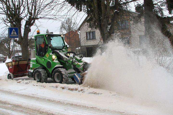 Grib, lai pilsētas ietves tīra traktors