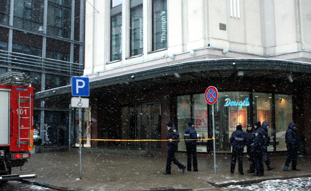 papildināts (13:47) - Uz brīdi evakuēti cilvēki no lielveikala Rīgas centrā; veikals jau atstācis darbību normālā režīmā