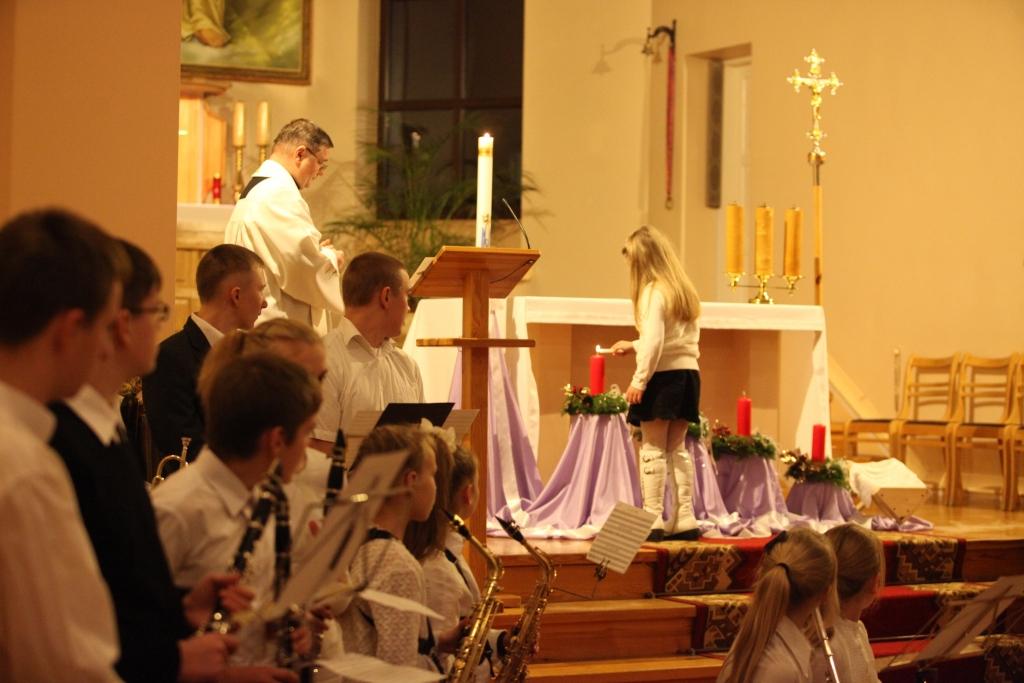 Gulbenes katoļu baznīcā iededz 1.adventes sveci
