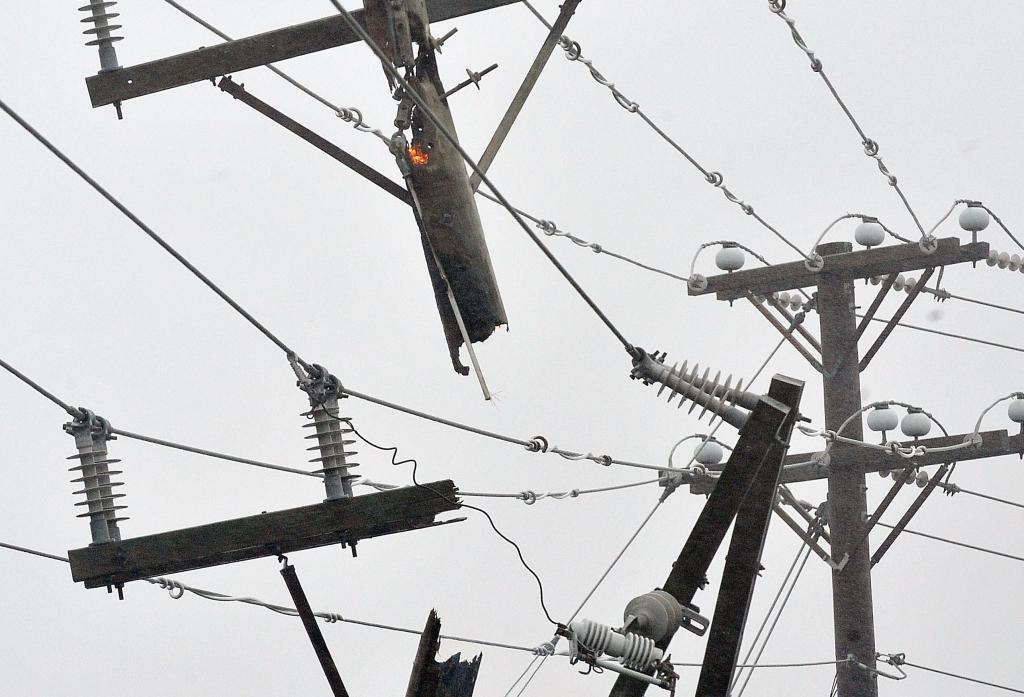 Spēcīgais vējš bez elektrības atstājis aptuveni 20 000 klientu