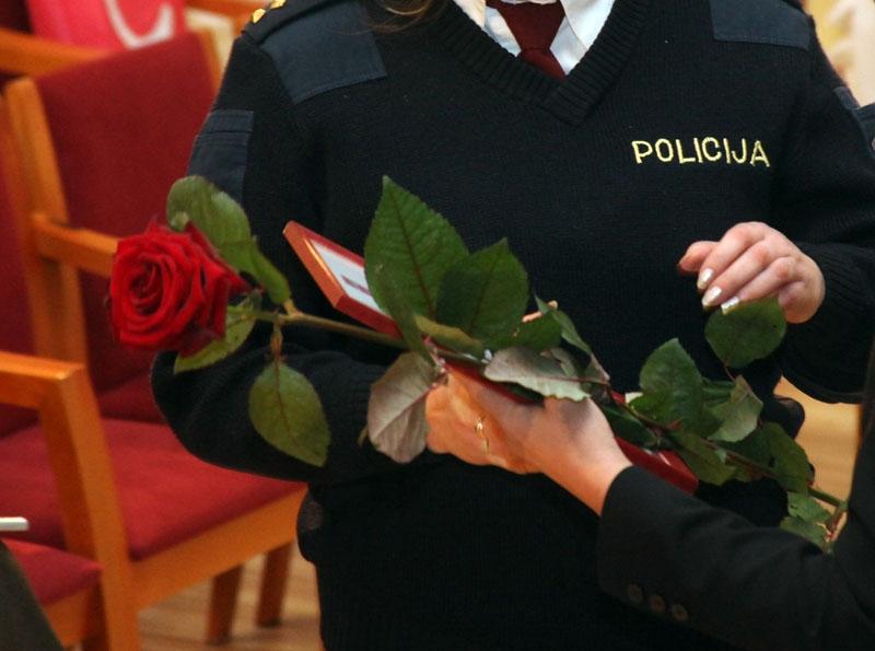 Apbalvo policijas darbiniekus (papildināts)
