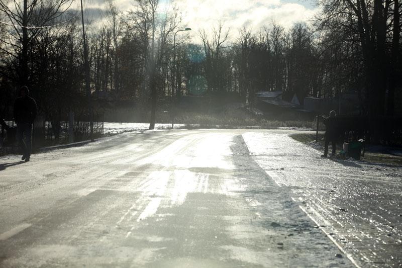Sūdzas par slidenām ietvēm