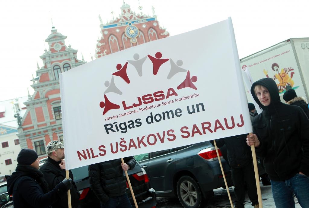 FOTO: Akcijā pret legālajām narkotikām pauž atbalstu Rīgas mēram Ušakovam