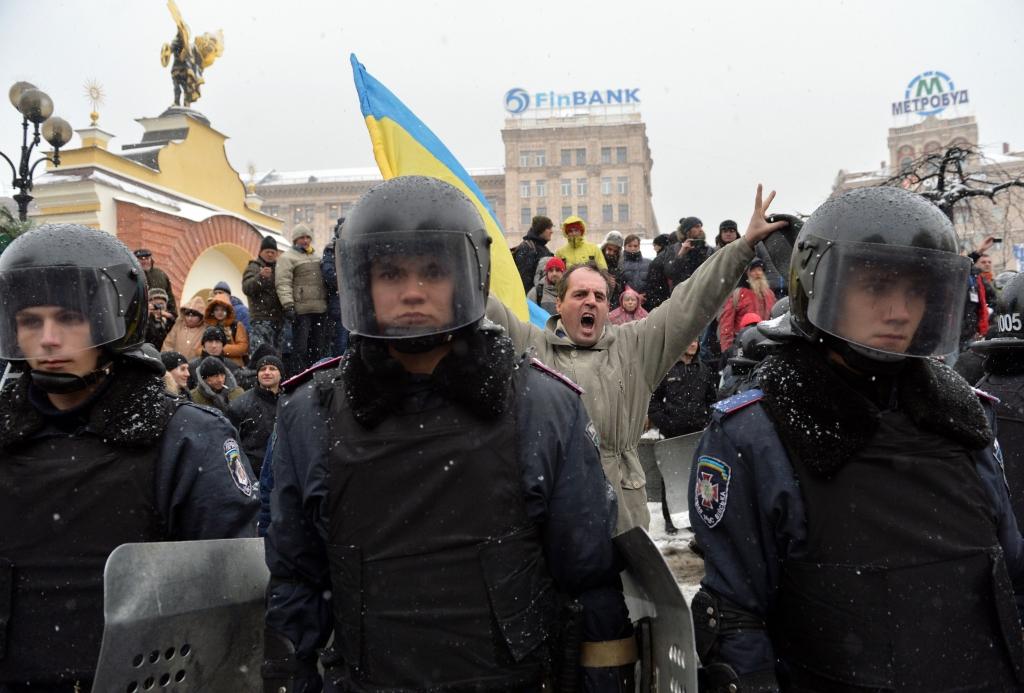 Milicija Kijevā sāk likvidēt protestētāju nometni; Berkut ielaužas opozicionāru birojā