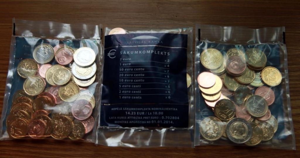 Papildināta - Latvijas Bankā pēc eiro sākumkomplektiem no rīta rindā stāvēja vairāki desmiti cilvēku