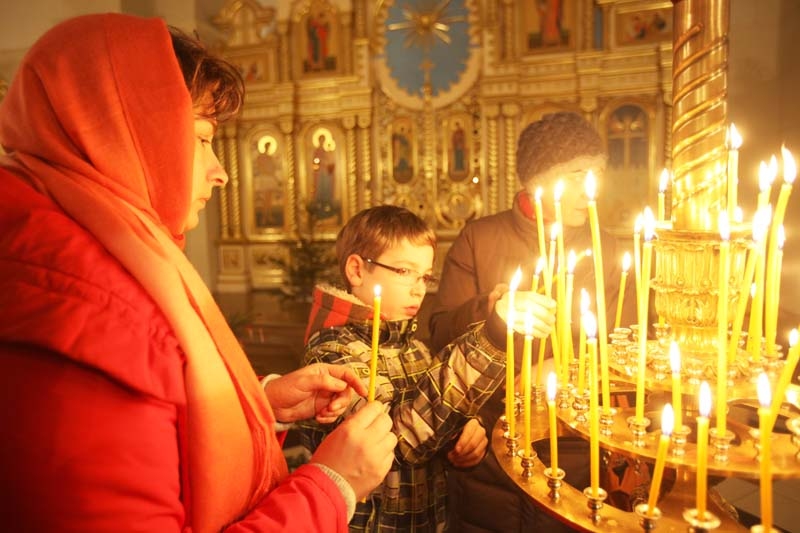 Lūdzoties sagaida Ziemassvētku rītu