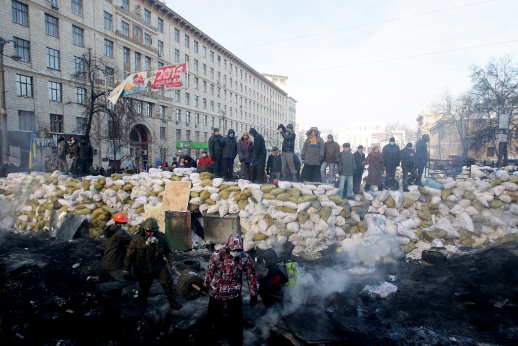Ukrainā protestētāji mēģina ieņemt Čerņivcu apgabala administrācijas ēku
