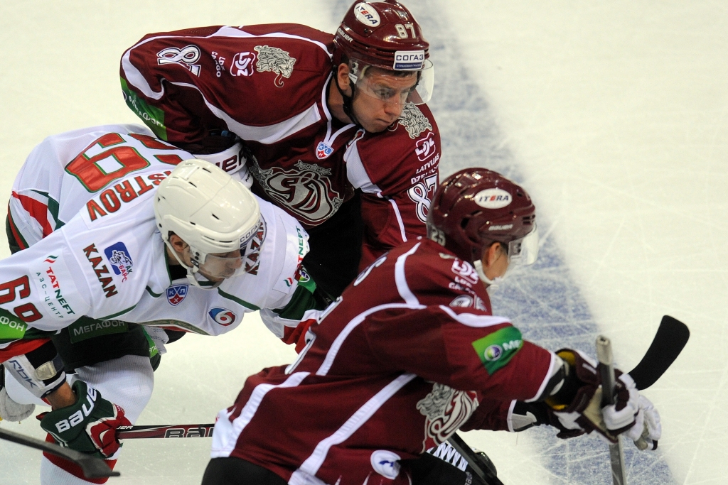 Rīgas Dinamo hokejisti izrauj uzvaru pār spēcīgo Ak Bars komandu, garantējot vietu Gagarina kausā