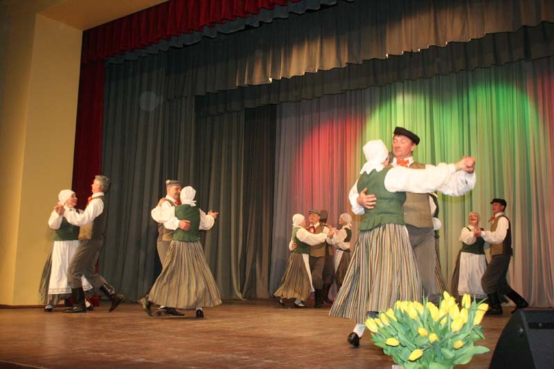 Gulbenes kultūras centrā deju kopa "Apinītis" ielūdz uz koncertu "Sveču dienā svečosimies"