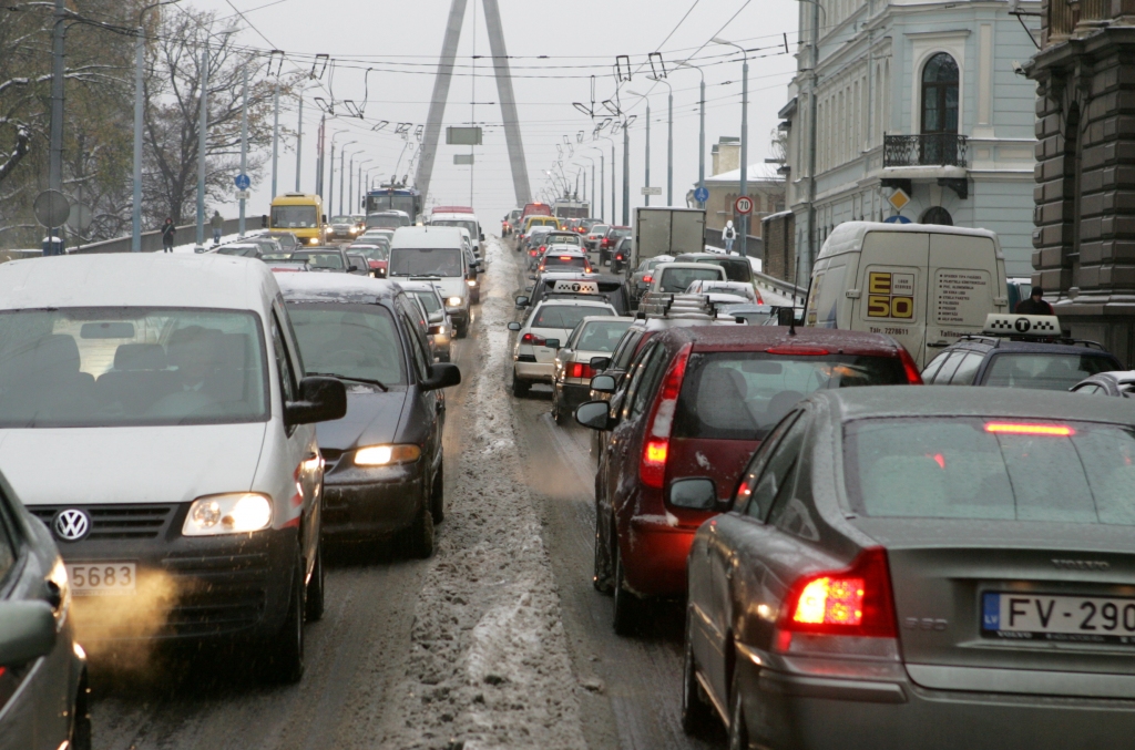 Brīdina par sasalstošu lietu; autovadītājiem jābūt īpaši uzmanīgiem