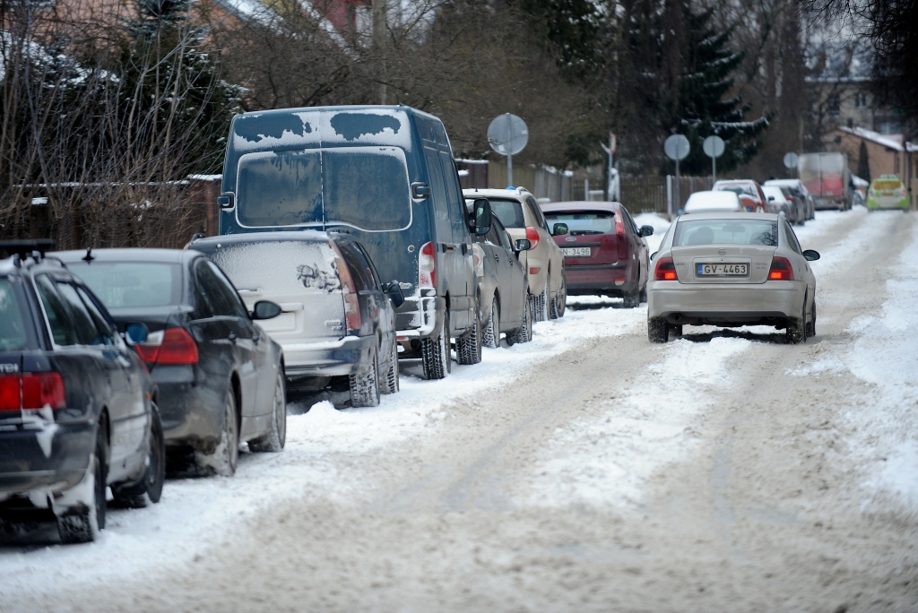 Arī svētdien būs sasalstošs lietus; sniegs un apledojums apgrūtina braukšanu teju visā Latvijā