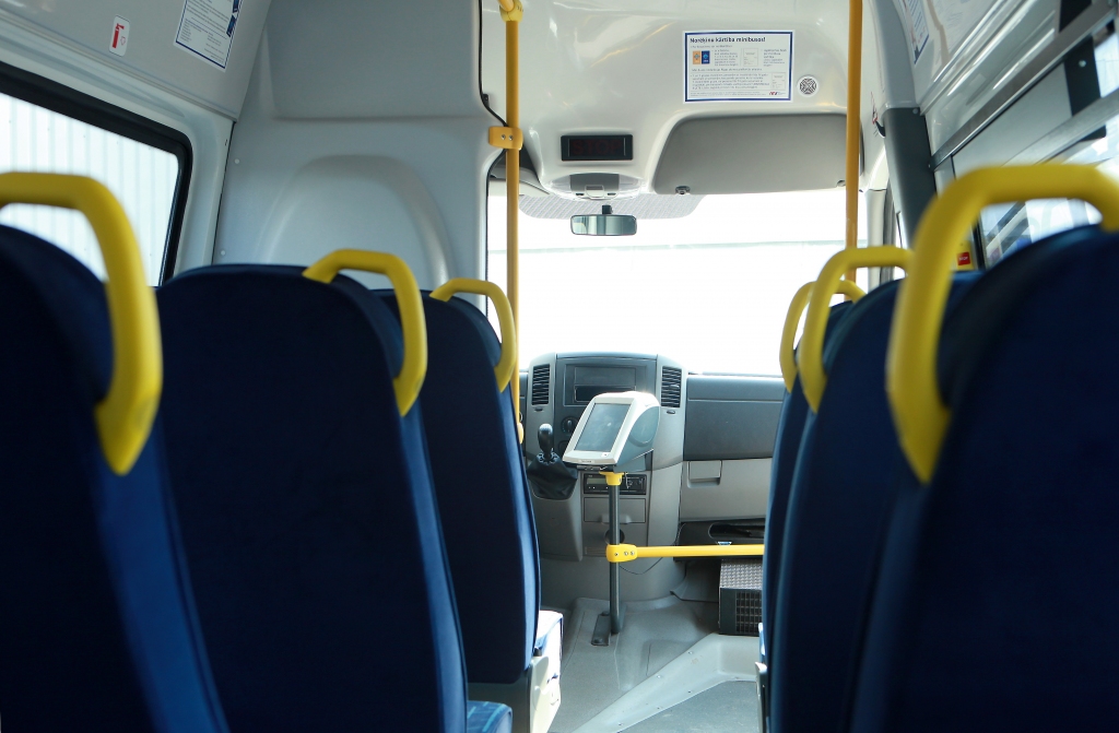 Rīgas mikroautobusu satiksme patvaļīgi saīsina maršrutu uz Vecdaugavu; pasažieri šokā