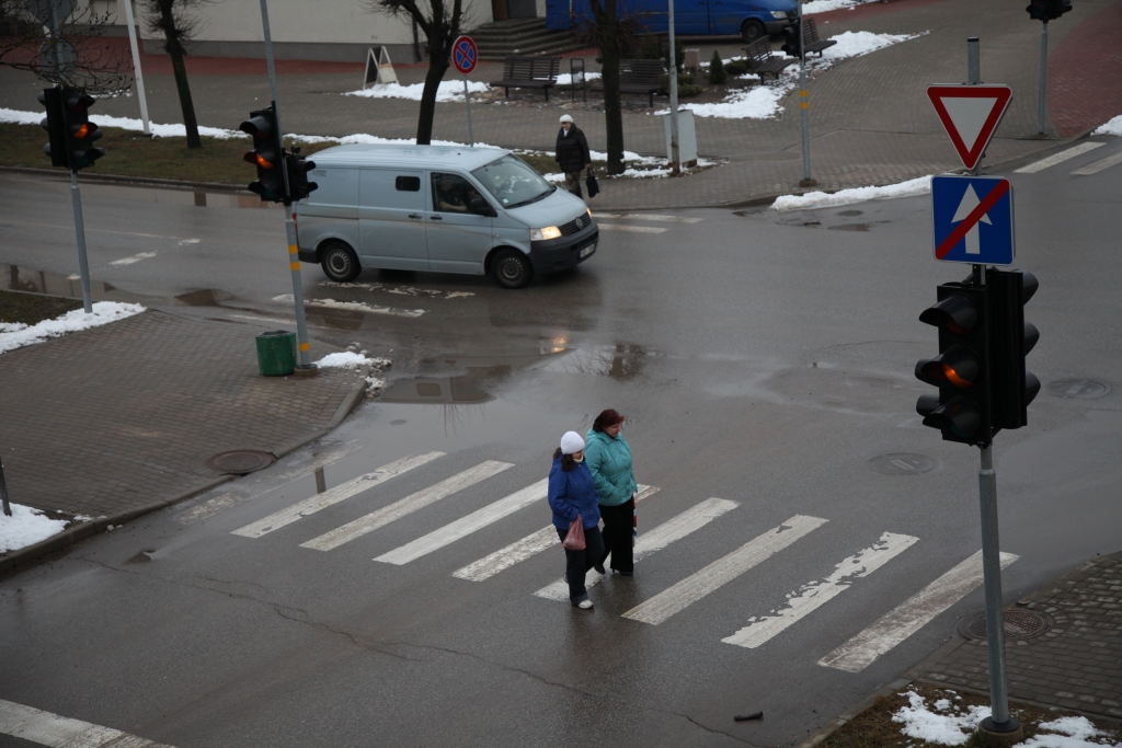 Divdomīga situācija ar gājēju pāreju