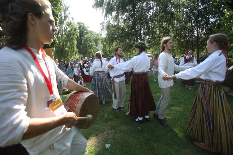 Rīkos latvisko danču nakti