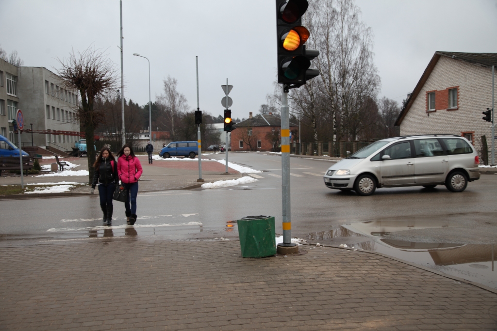 Divdomīga situācija ar gājēju pāreju