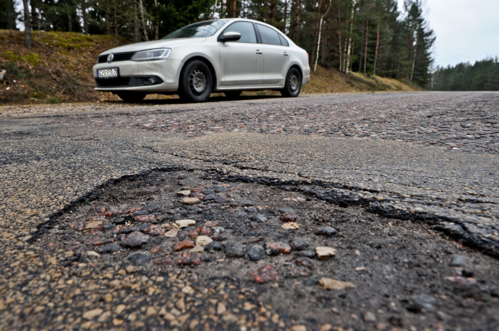 Katastrofa uz Latvijas ceļiem: tie bojājas ātrāk, nekā spēj labot