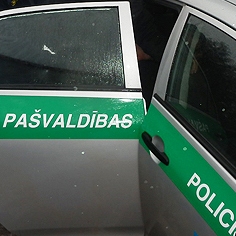 Pašvaldības policijai pirks mikroautobusu vai speciālu automašīnu