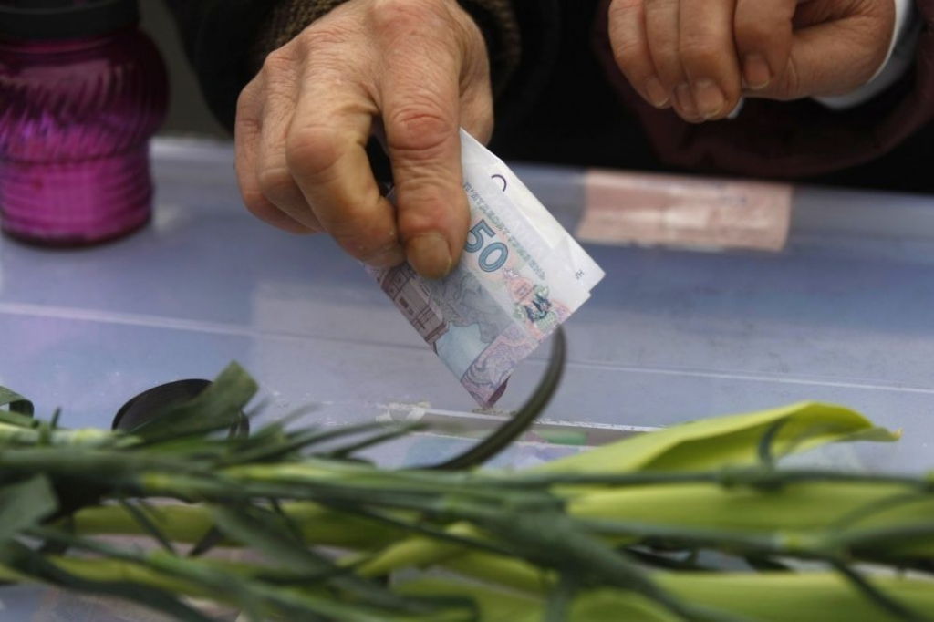 Ukrainas grivnas vērtība rekordzemā līmenī; izķer dolārus