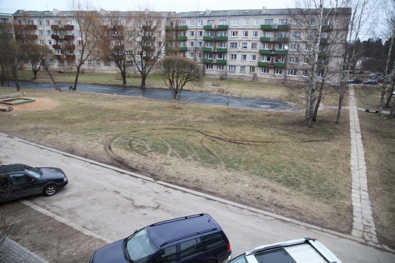 Skolas ielas daudzdzīvokļu māju masīvā izbraukā zaļo zonu