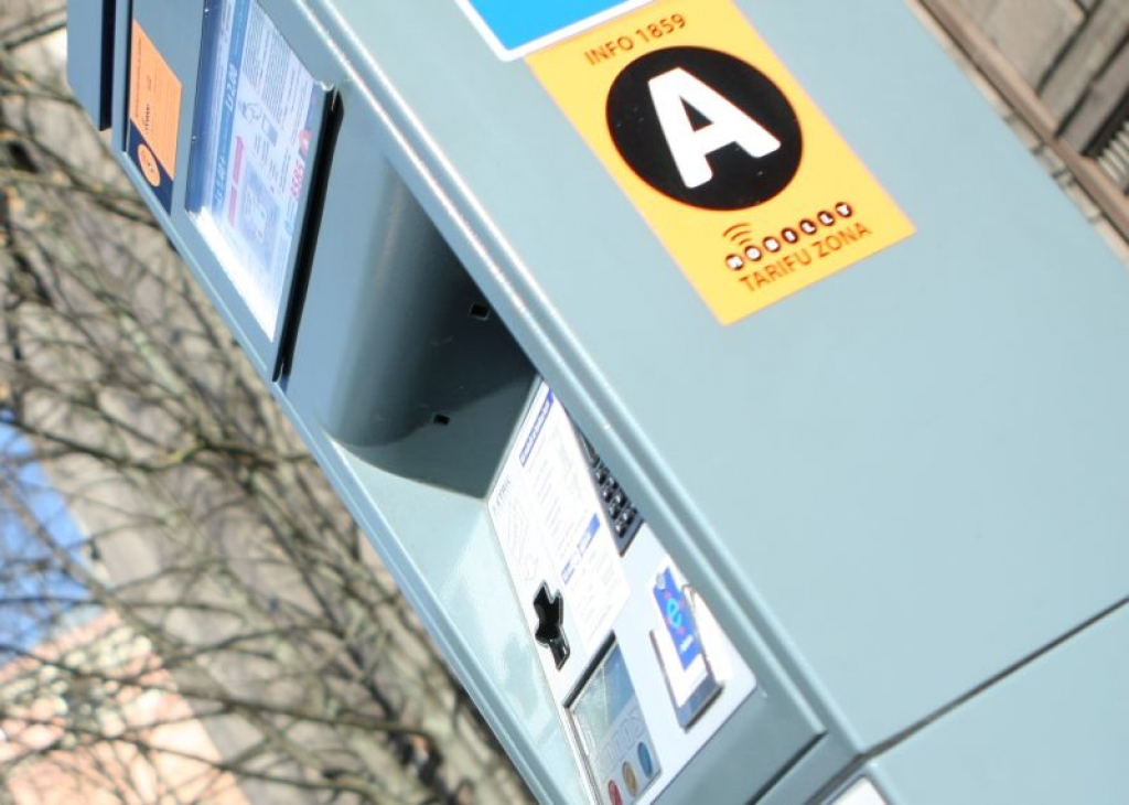 Rīgas satiksme aizstāj Mobilly zonu uzlīmes uz autostāvvietu maksas aparātiem ar savējām