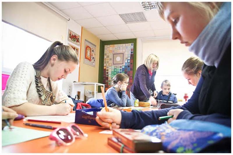 Ar plašu izstādi Gulbenes mākslas skola uzsāk 25 gadu jubilejas svinības