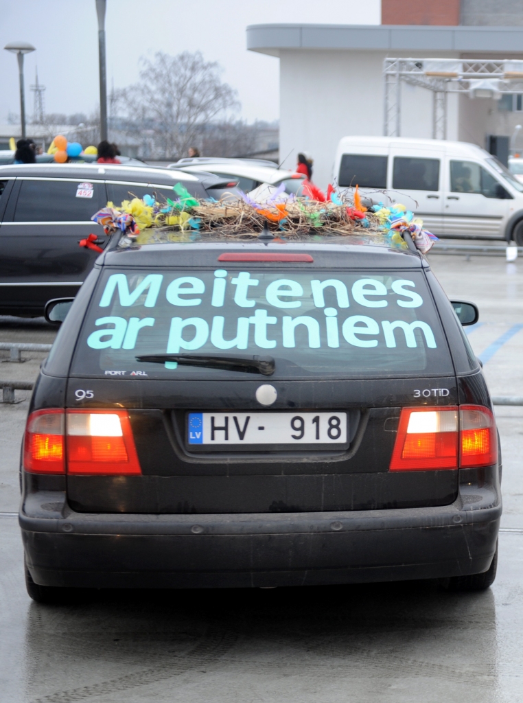 FOTO: Dāmas "pie ruļļiem" - BTA Sieviešu dienas rallijs Rīgā