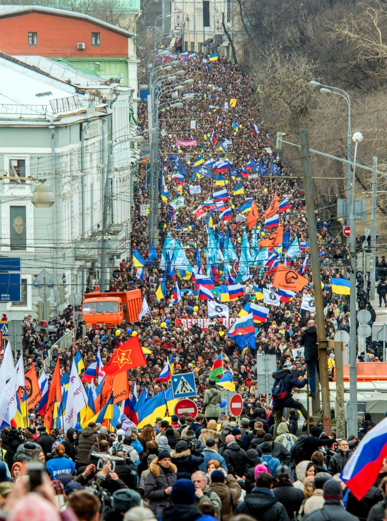 FOTO: Maskavā desmitiem tūkstoši cilvēku protestē pret Krievijas iebrukumu Ukrainā