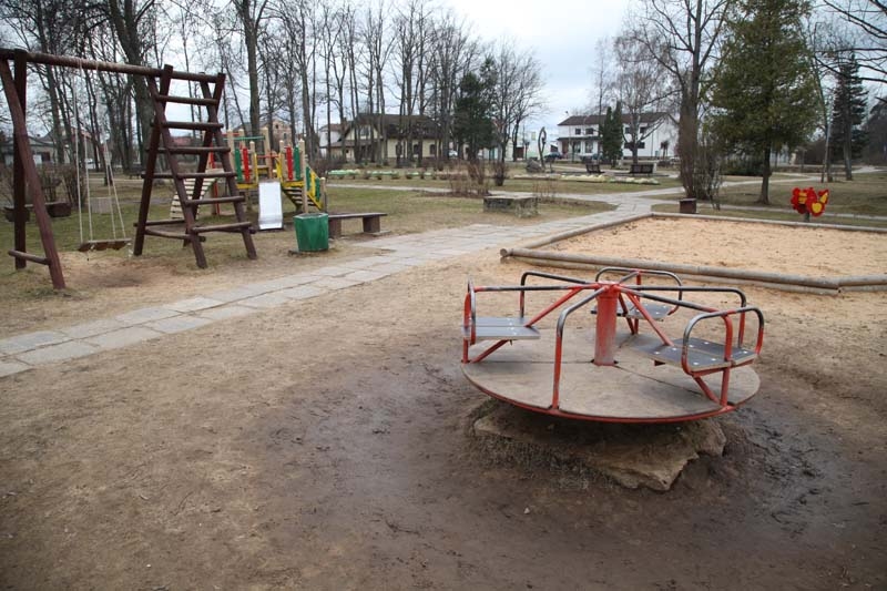 Spēļlaukumā – dubļi un peļķes