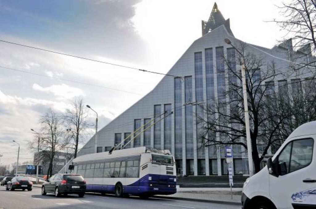 FOTO: Gaismas pils pret Rīgas satiksmi