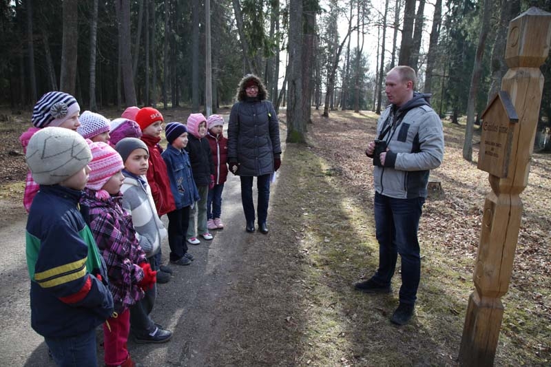 Skolēni izzina dabu