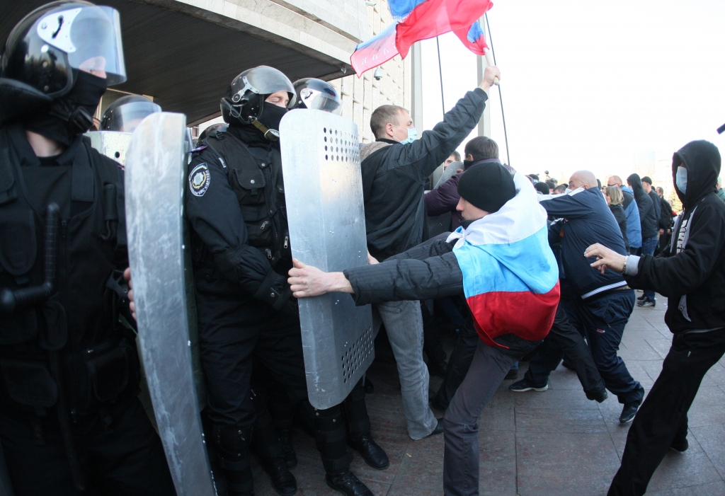 papildināts (18:45) - FOTO: Prokrieviskie demonstranti iebrūk Doņeckas administrācijas ēkā