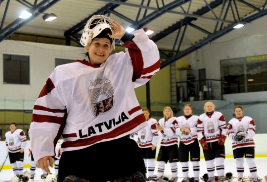 Latvijas hokejistes uzveic Ziemeļkoreju, nodrošinot vietu A grupā