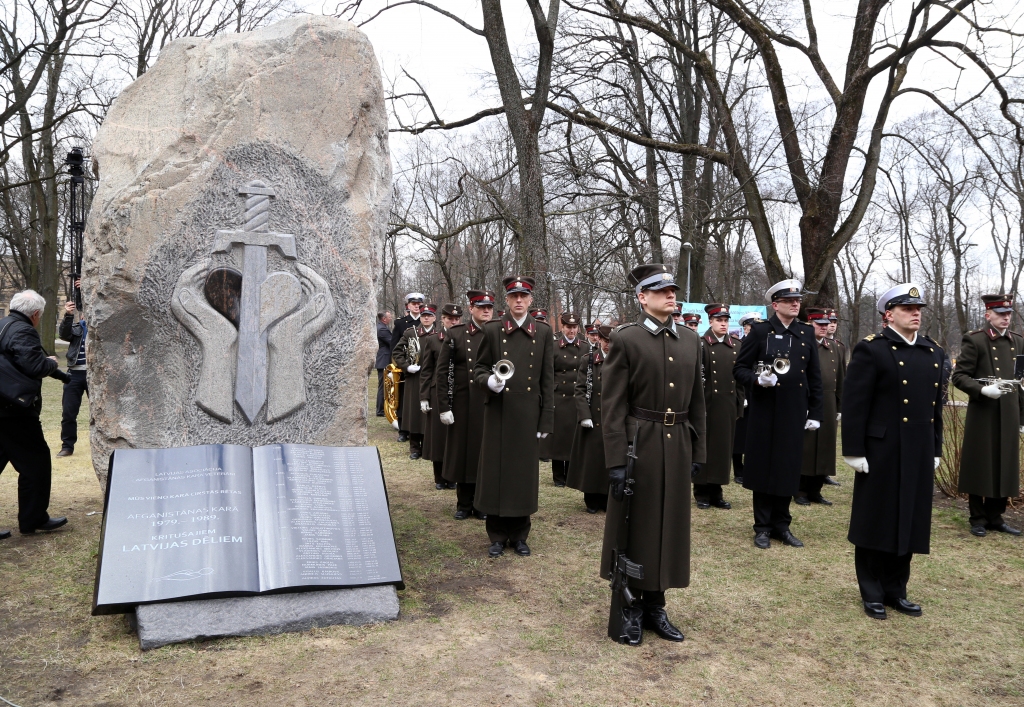FOTO: Rīgā atklāts piemineklis Afganistānas karā kritušajiem Latvijas dēliem