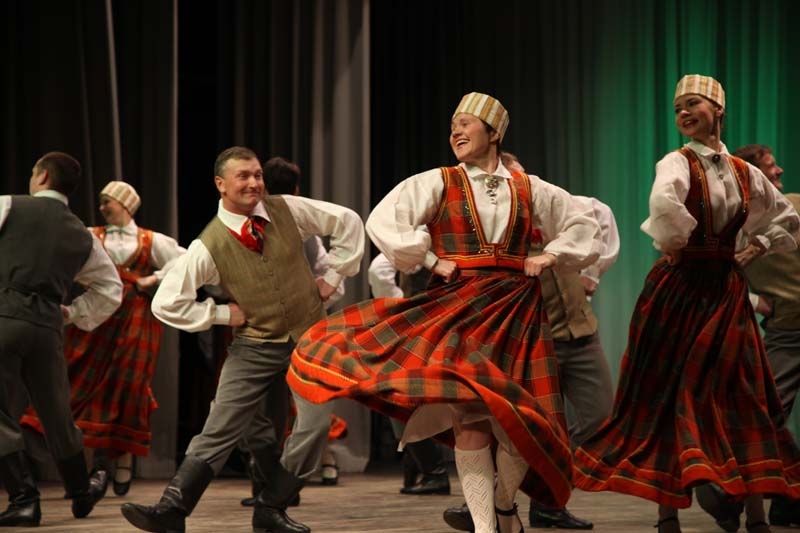 Gulbenes novada tautisko deju kolektīvu skate