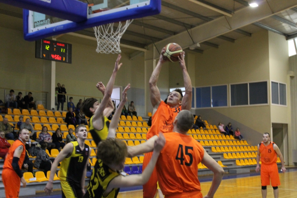 Basketbols: visās spēlēs uzvar "Nareka"