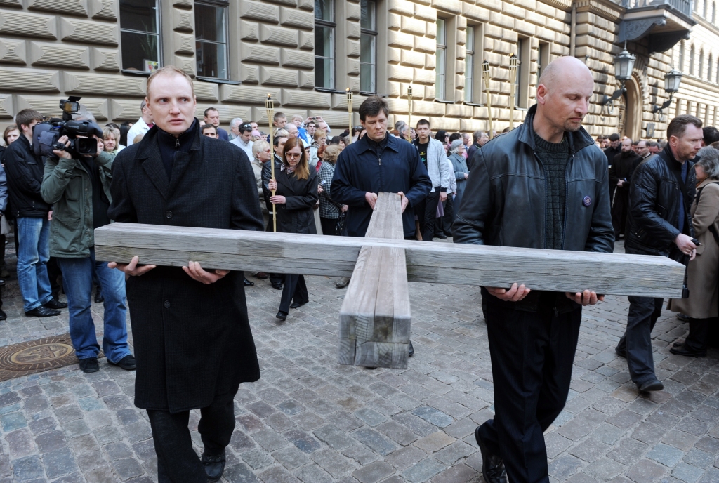 FOTO: Krusta ceļa gājienā Vecrīgā piedalās tūkstoši