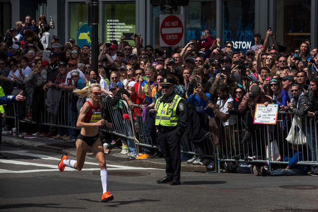 FOTO: Bostonas maratons drošībnieku ciešā uzraudzībā