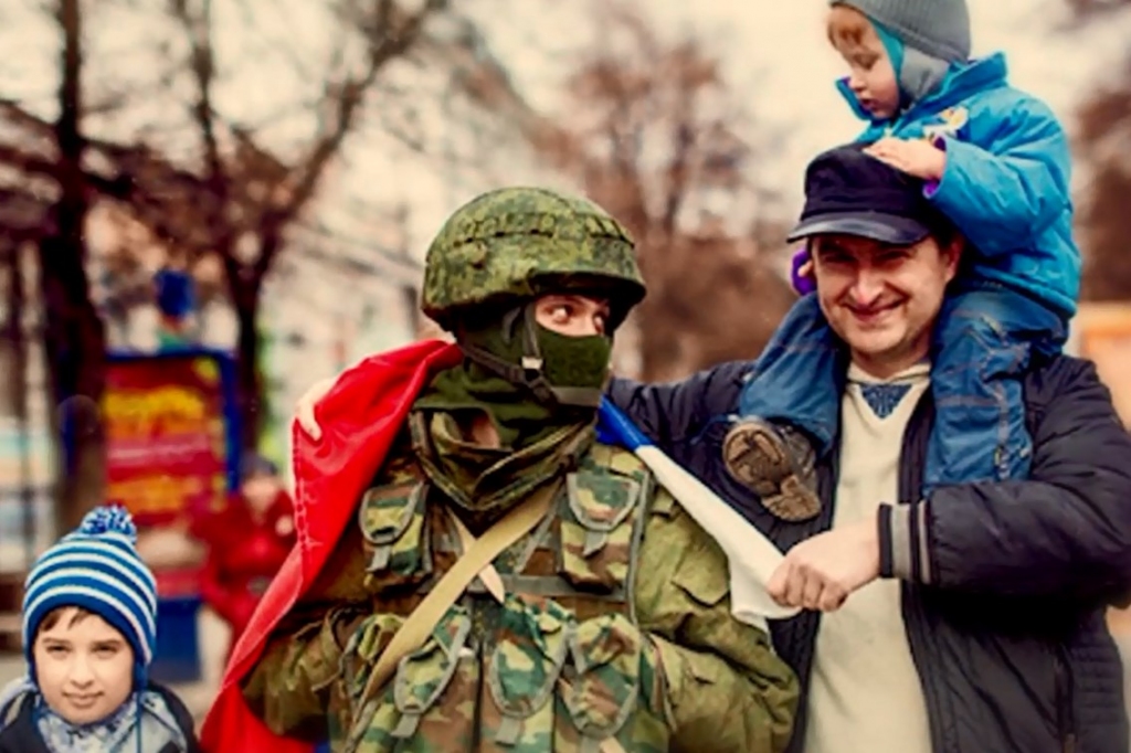 VIDEO: Krievijas armijas koris dzied slavas himnu Krimas zaļajiem cilvēciņiem