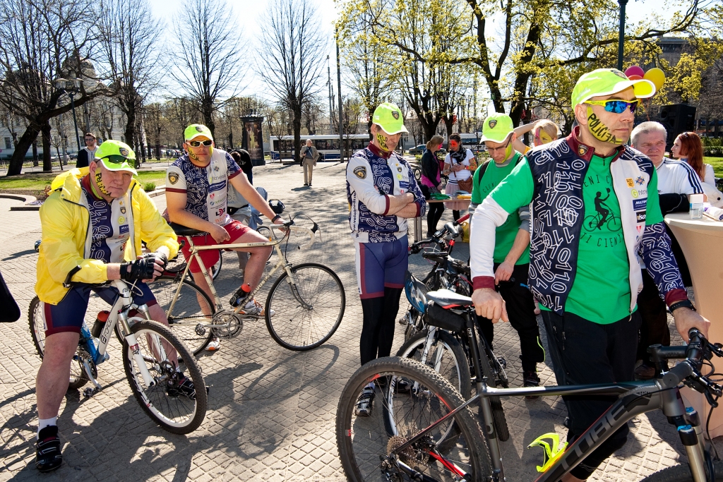 FOTO un VIDEO: Ar kampaņu daudzinās auto un velo braucēju savstarpējo cieņu