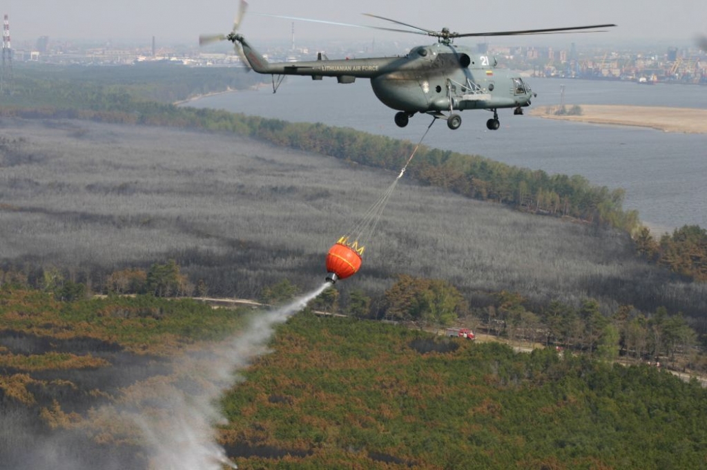 Ugunsgrēks kuršu kāpās; Latvija dzēst ugunsgrēku nosūta NBS helikopteru