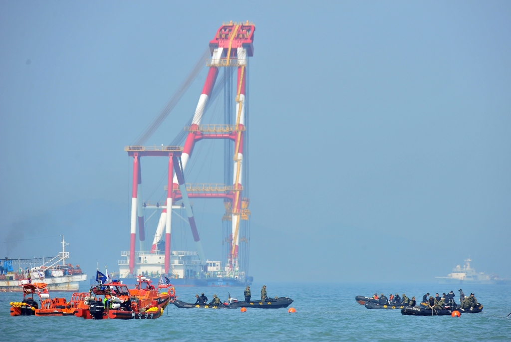 Apcietināti visi par nogrimušā Dienvidkorejas prāmja navigāciju atbildīgie
