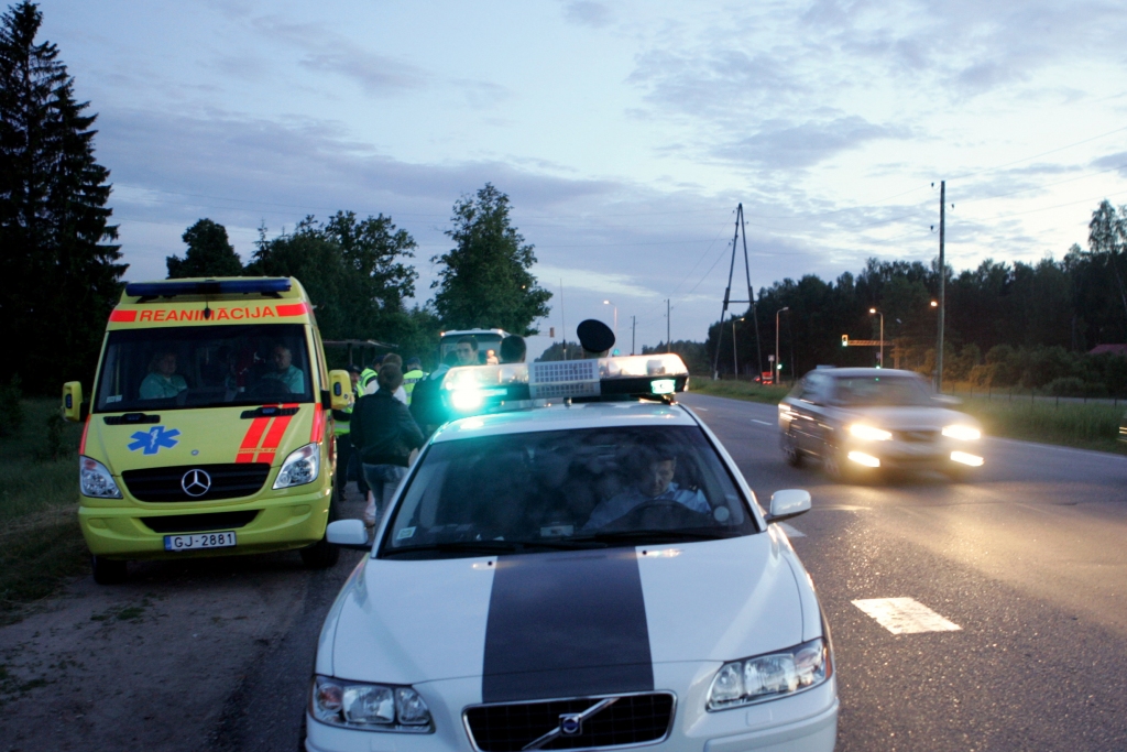 Uz Latvijas ceļiem notikušas vairākas smagas avārijas