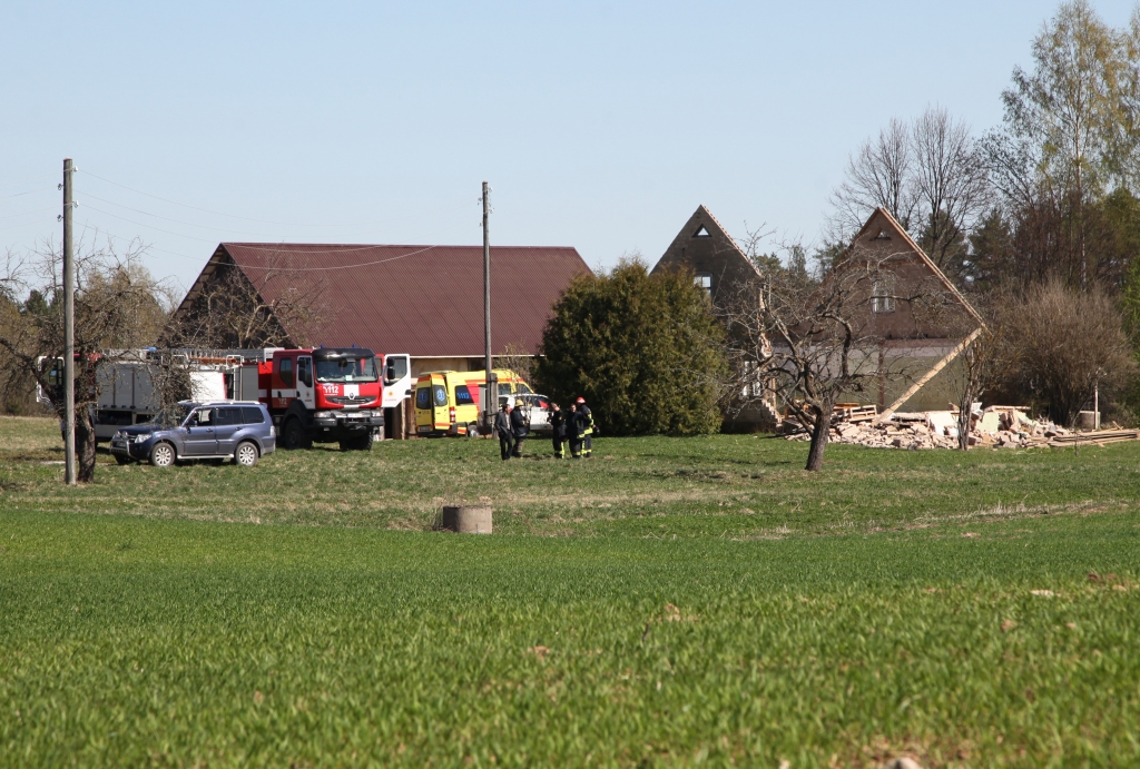 Cietušo ar helikopteru pārved uz Rīgu