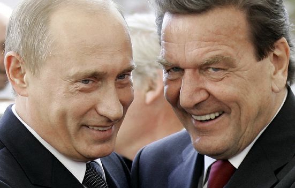 Vācijā sašutums par Šrēdera brāļošanos ar Putinu
