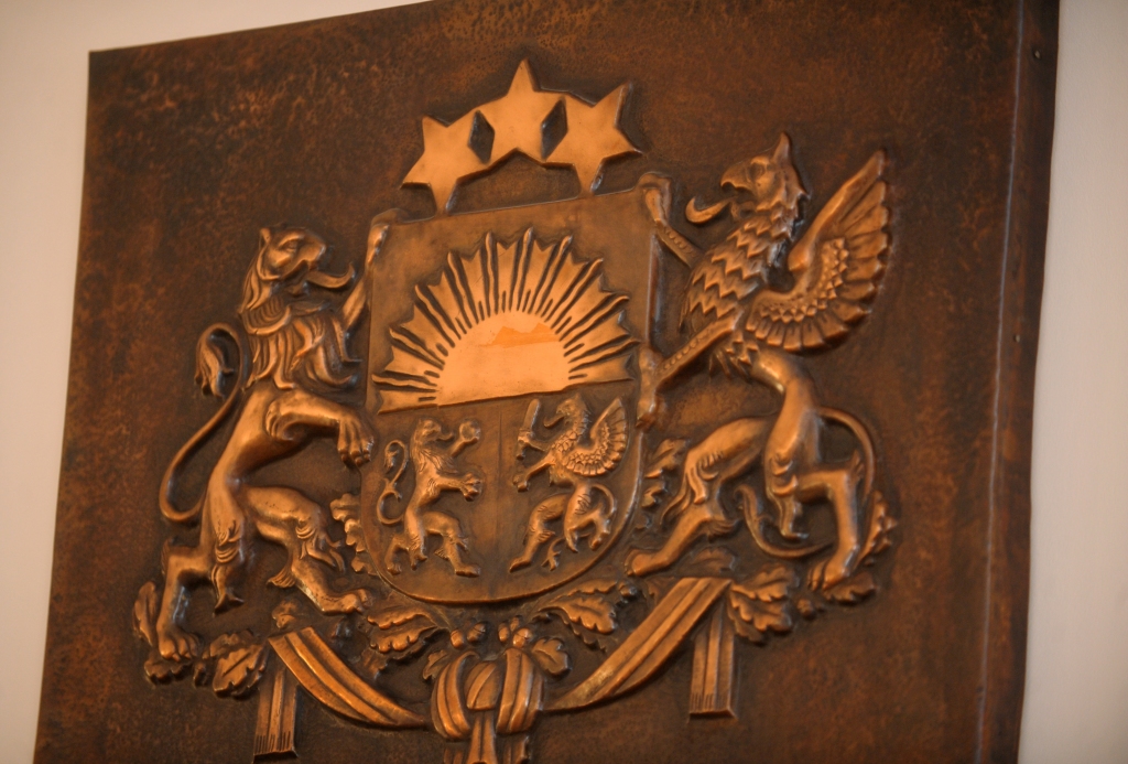 Līdz 2015. gadam valsts iestādēm līdzšinējo logo jānomaina pret Latvijas ģerboni