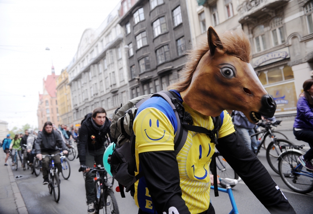FOTO: Rīgas ielas pārpludina velosipēdistu kritiskā masa